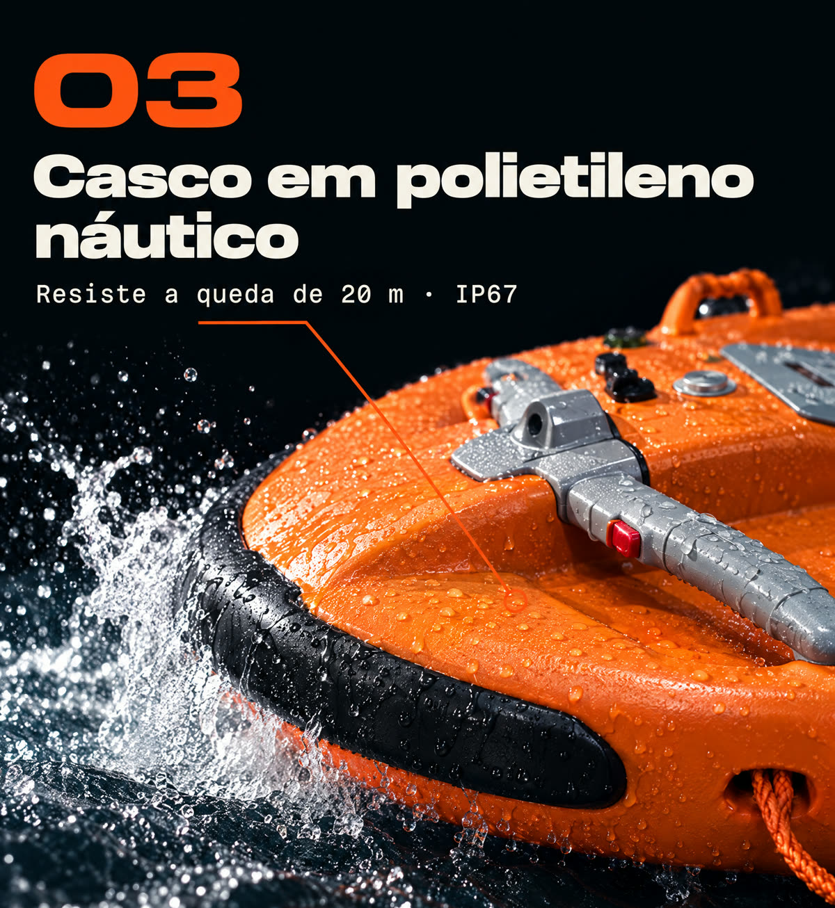 Proa do Dolphin D3+ com para-choque preto cortando a água
