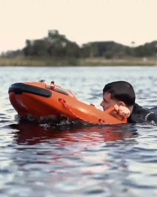 Vítima agarrada ao Dolphin D3+ sendo rebocada