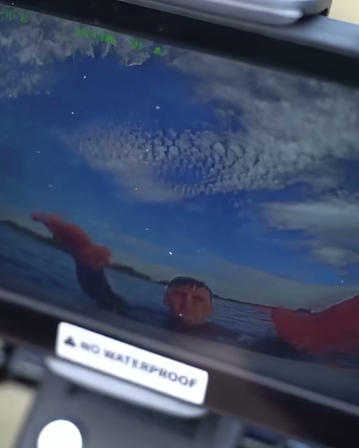 Monitor do rádio mostrando ao vivo, pela câmera do Dolphin D3+, a vítima acenando na água