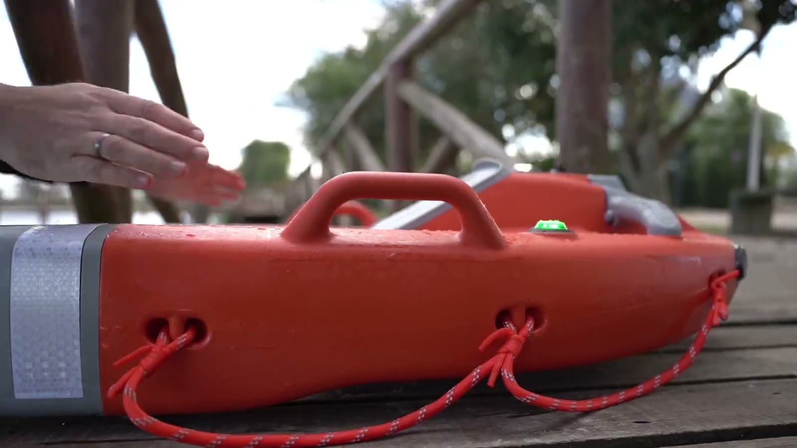 Dolphin D3+ sobre o píer com alças e cabo-guia vermelhos