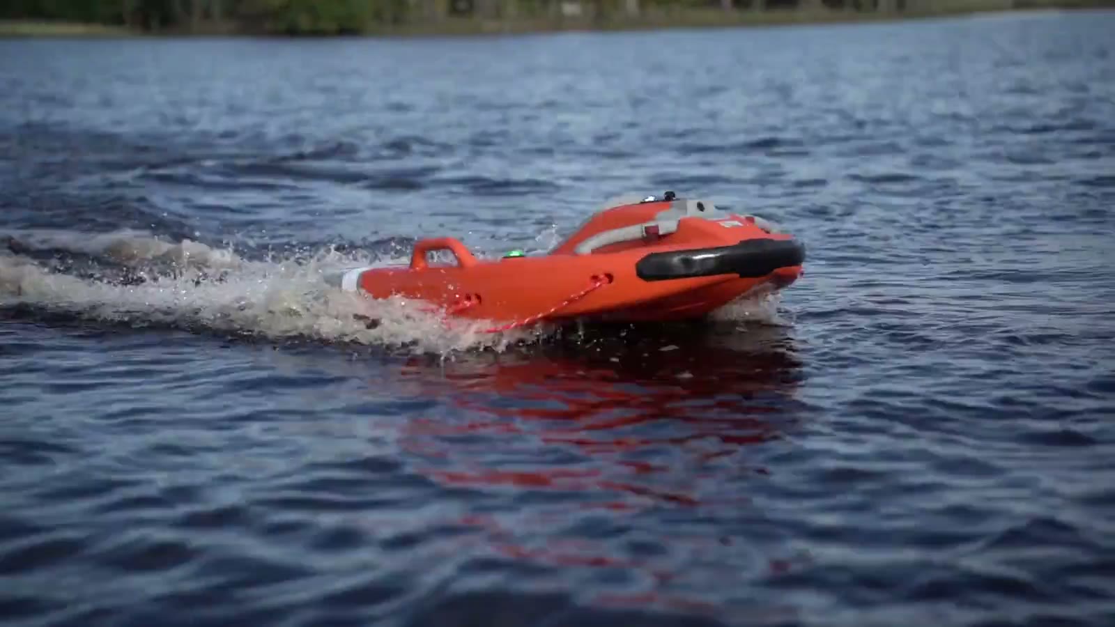 Dolphin D3+ cortando a água em alta velocidade