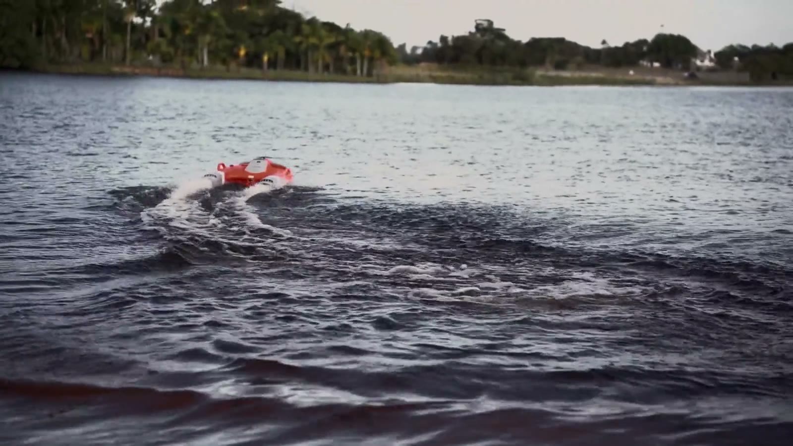 Dolphin D3+ partindo em curva num lago, deixando rastro