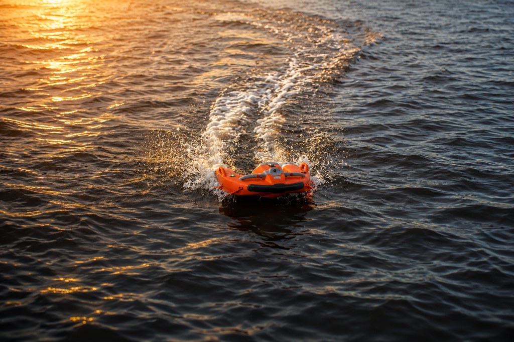 Dolphin D3+ navegando em alta velocidade ao entardecer — operações avançadas